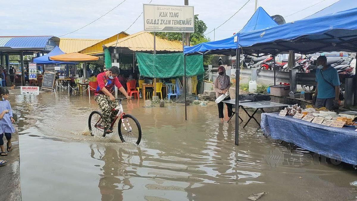 Air pasang besar menyebabkan limpahan air laut berlaku sehingga menenggelamkan pelantar ikan dan kedai makan di Kampung Seberang Kota di Kuala Kedah hari ini. FOTO ZULIATY ZULKIFFLI