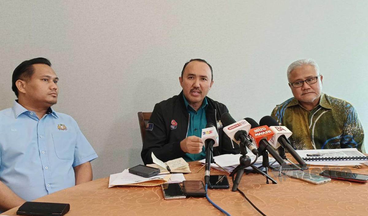 MOHD Jafni (tengah) ketika sidang media selepas mempengerusikan Mesyuarat Pasukan Khas Mengatasi Banjir Kilat di Menara Majlis Bandaraya Johor Bahru (MBJB). FOTO Izz Laily Hussein
