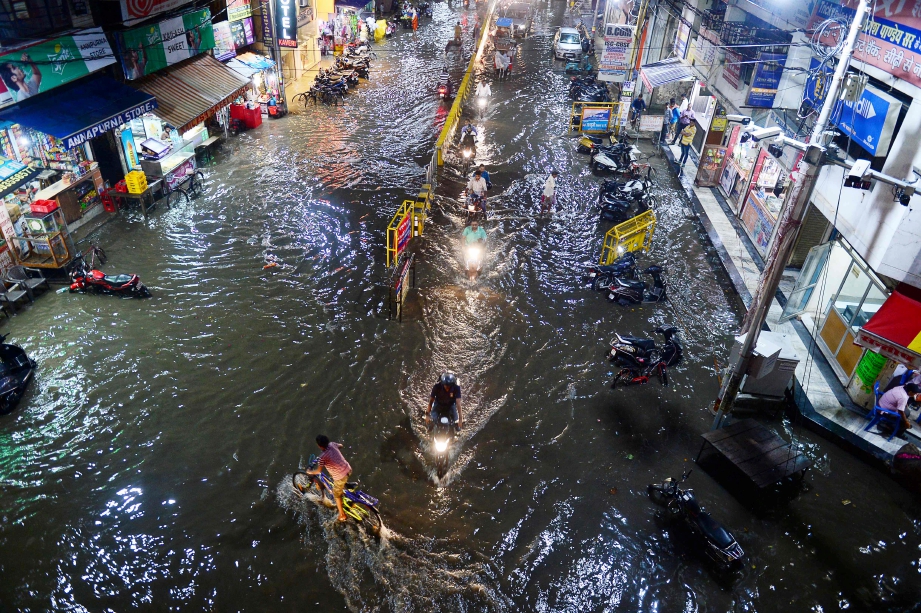 HUJAN lebat melebihi 48 jam boleh mengakibatkan banjir di beberapa kawasan terjejas. FOTO: AFP