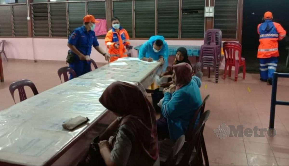 JAWATANKUASA Pengurusan Bencana Terengganu mengambil dokumen mangsa banjir Kampung Binjai yang dipindahkan di PPS SK Chendering. FOTO ZAID SALIM