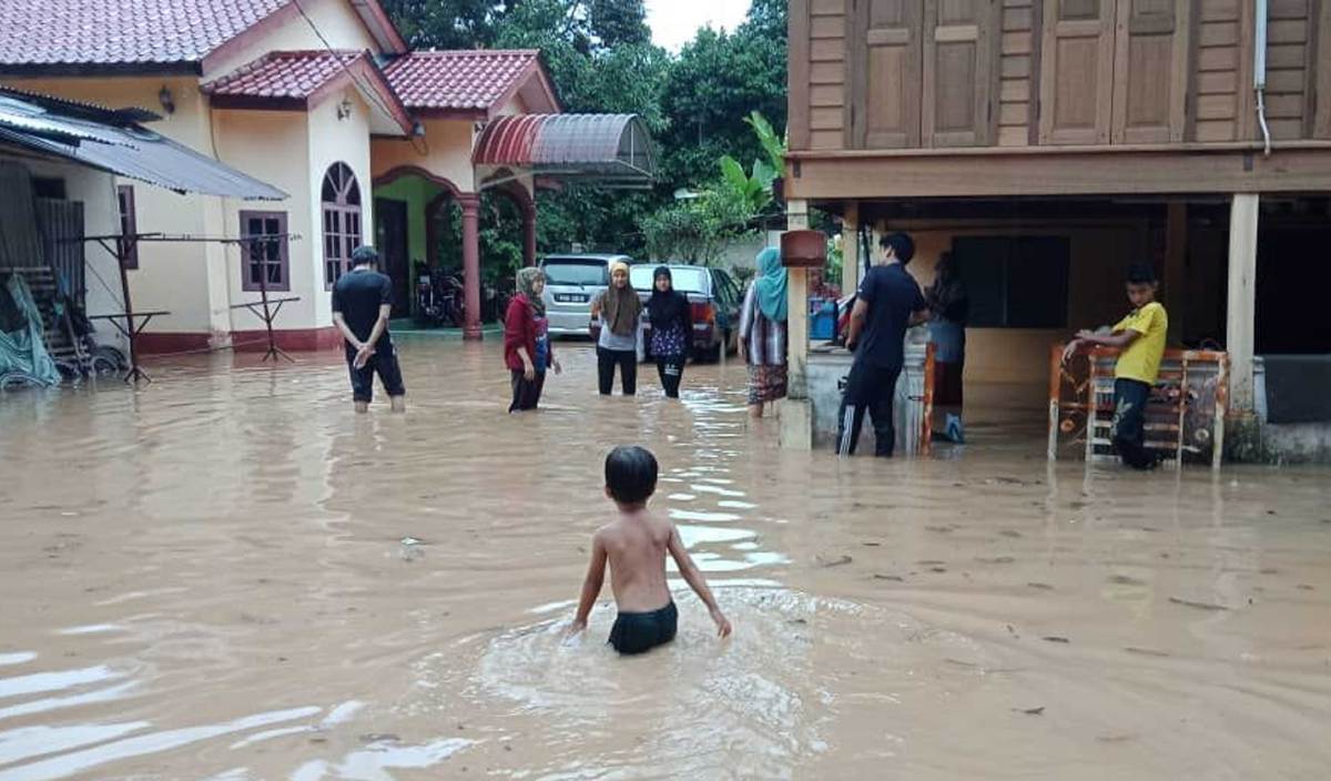 KAWASAN di Sik yang ditenggelami air  berikutan hujan lebat menyebabkan banjir kilat berlaku. FOTO Ihsan APM