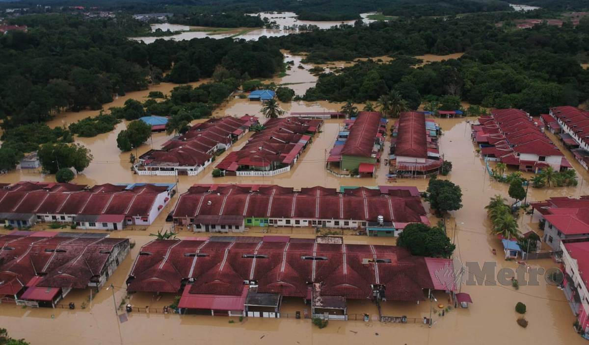 PERMANDANGAN dari udara Taman Chengal Indah Temerloh yang ditenggelami air banjir. Bandar Temerloh terputus hubungan selepas ditenggelami banjir berikutan limpahan air daripada Sungai Pahang dan Sungai Semantan. FOTO Farizul Hafiz Awang
