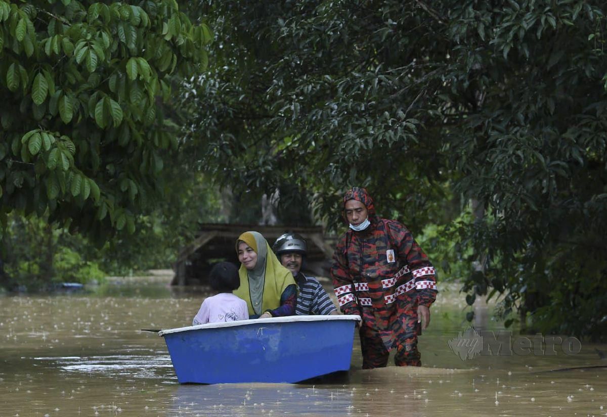 KEADAAN banjir di Kampung Pasir Gajah. FOTO GHAZALI KORI