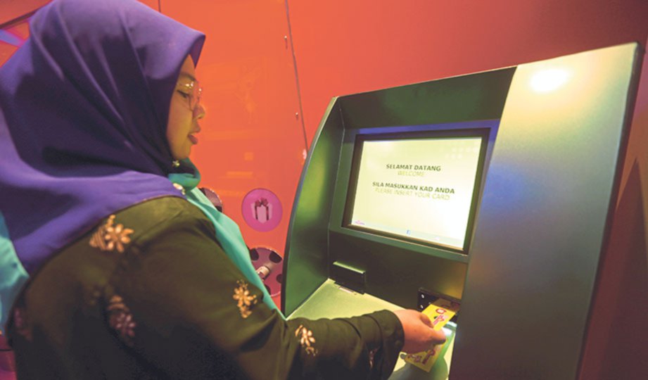 MESIN ATM turut disediakan bagi memberi pengalaman kepada kanak-kanak mengeluarkan wang sendiri.
