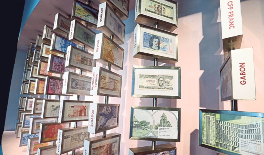 ANTARA koleksi mata wang kertas dunia yang dipamerkan.