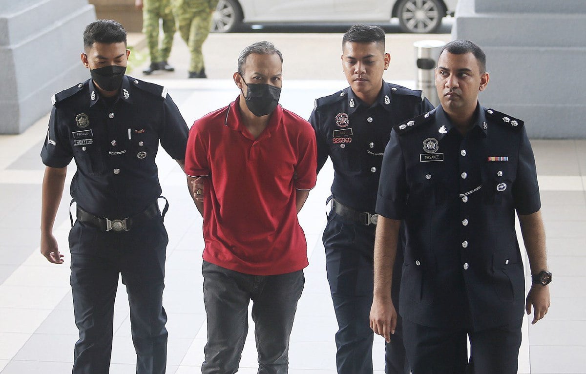 ABAS dihadapkan ke Mahkamah Sesyen Kuala Lumpur hari ini atas pertuduhan mengubahsuai had kad kredit miliknya. FOTO Saifullizan Tamadi.