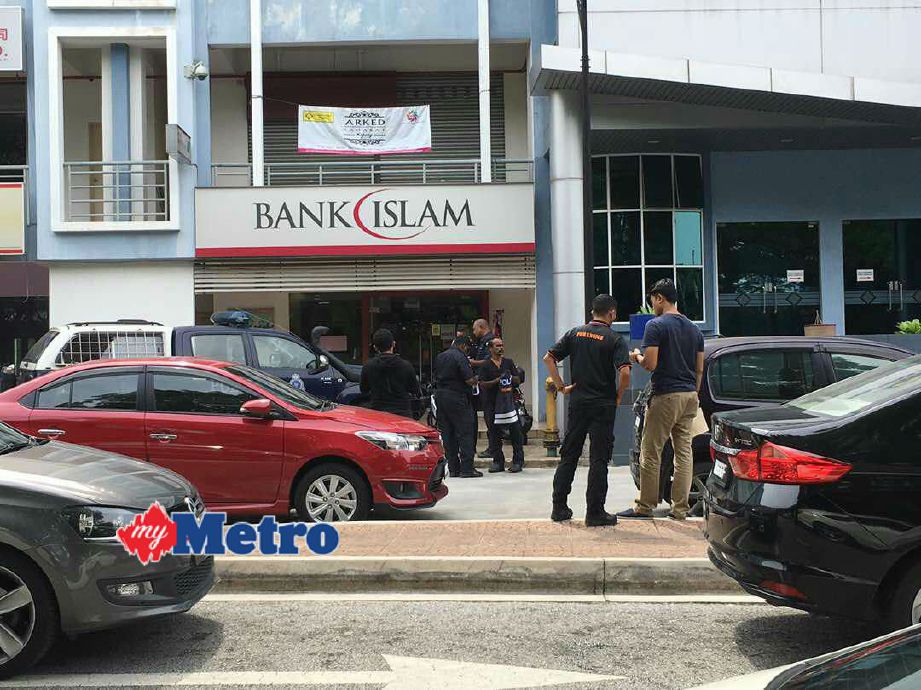 Anggota polis mengawasi Bank Islam Jalan Cempaka SD 12, Petaling Jaya. FOTO ihsan polis