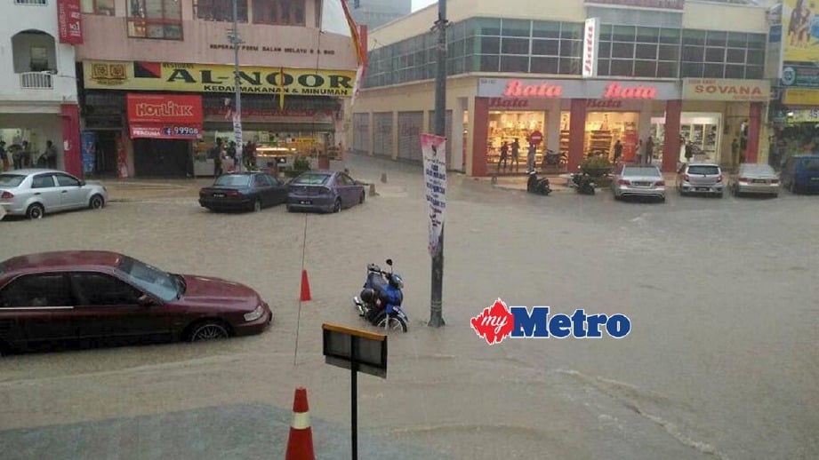 Hujan lebat menyebabkan beberapa kawasan sekitar Seremban dilanda banjir kilat Jumaat lalu. - Foto Fail