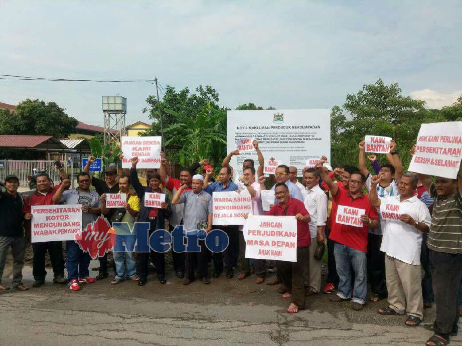 Penduduk berkumpul membantah pembinaan pasar borong di Tapak Tanah Kerajaan, Jalan Korporat 1A, Persiaran Hamzah Alang, Meru. FOTO Faliq Lajim