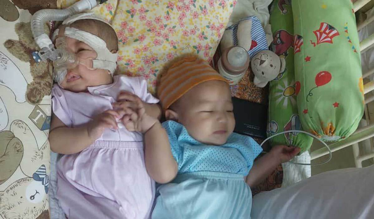 NOR Aleeya Qalisyah bersama kembarnya, Muhammad Khalif ketika menerima rawatan di Hospital Sultanah Aminah (HSA). FOTO Ihsan keluarga