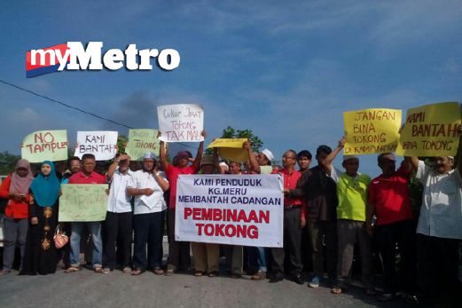 Sebahagian penduduk Kampung Meru membantah cadangan pembinaan tokong di Lot 4371 kampung itu. FOTO Ayusliza Azizan
