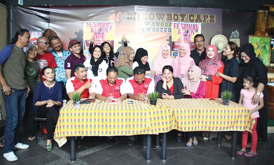 ANNE (duduk dua dari kanan) bersama penganjur dan barisan artis yang terbabit dalam Festival Terbesar Kedah All In One.