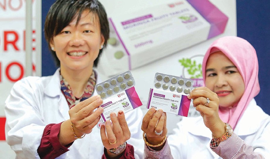 DR Yus Aniza (kanan) dan Prof Dr Chin Nyuk Ling  yang turut terbabit dengan  penyelidikan itu menunjukkan produk Chewable Moringa Fruity Tablets.