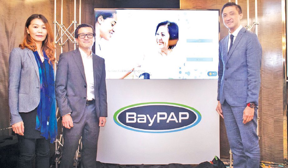 (DARI kiri) Jennifer, Dr Low dan Moses melancarkan aplikasi BayPAP untuk kegunaan pesakit kanser mengawasi peringkat rawatan penyakit mereka.