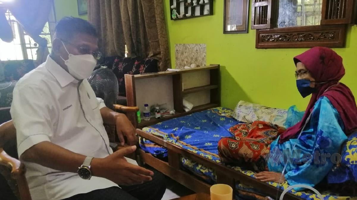 Hanafiah melawat Wan Fatimah yang menghidap penyakit paru-paru kronik di Kampung Losong Panglima Perang, Kuala Terengganu semalam. Foto Zatul Iffah Zolkiply 