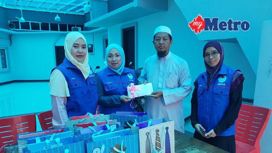 Mohd Zahid menerima sumbangan daripada Rozainah. FOTO Idris Musa