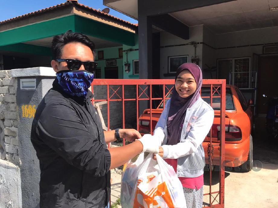 SUMBANGAN keperluan harian kepada pelajar KUIM di Sungai Kuala Baru. FOTO Nazri Abu Bakar