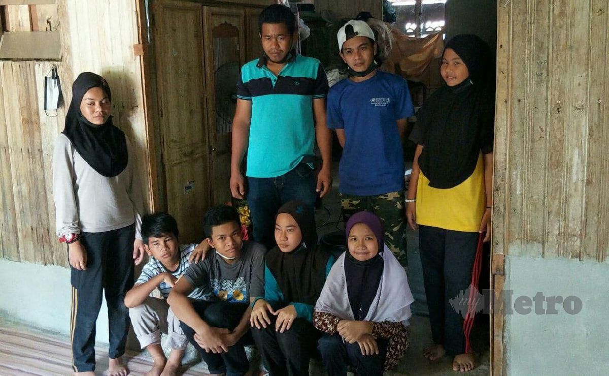 Muhammad Saupi (berdiri dua dari kiri) korban pendapatannya bagi perbelanjaan empat adik beradik dan empat anak saudara yatim piatu. FOTO RAMLI IBRAHIM