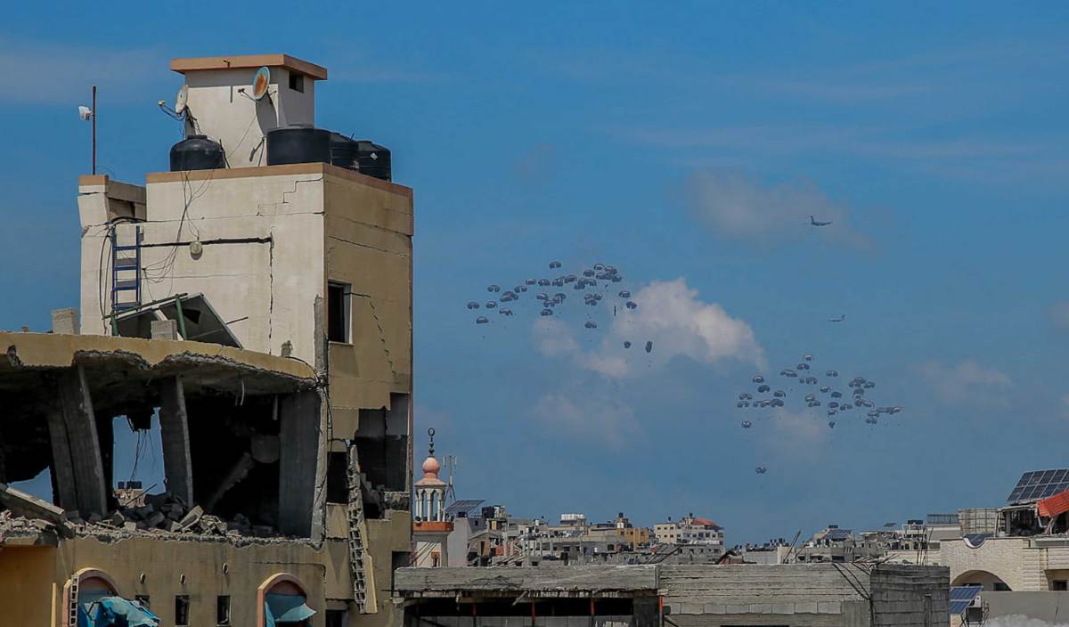 BANTUAN antarabangsa yang dihantar melalui udara untuk penduduk Palestin. FOTO AFP