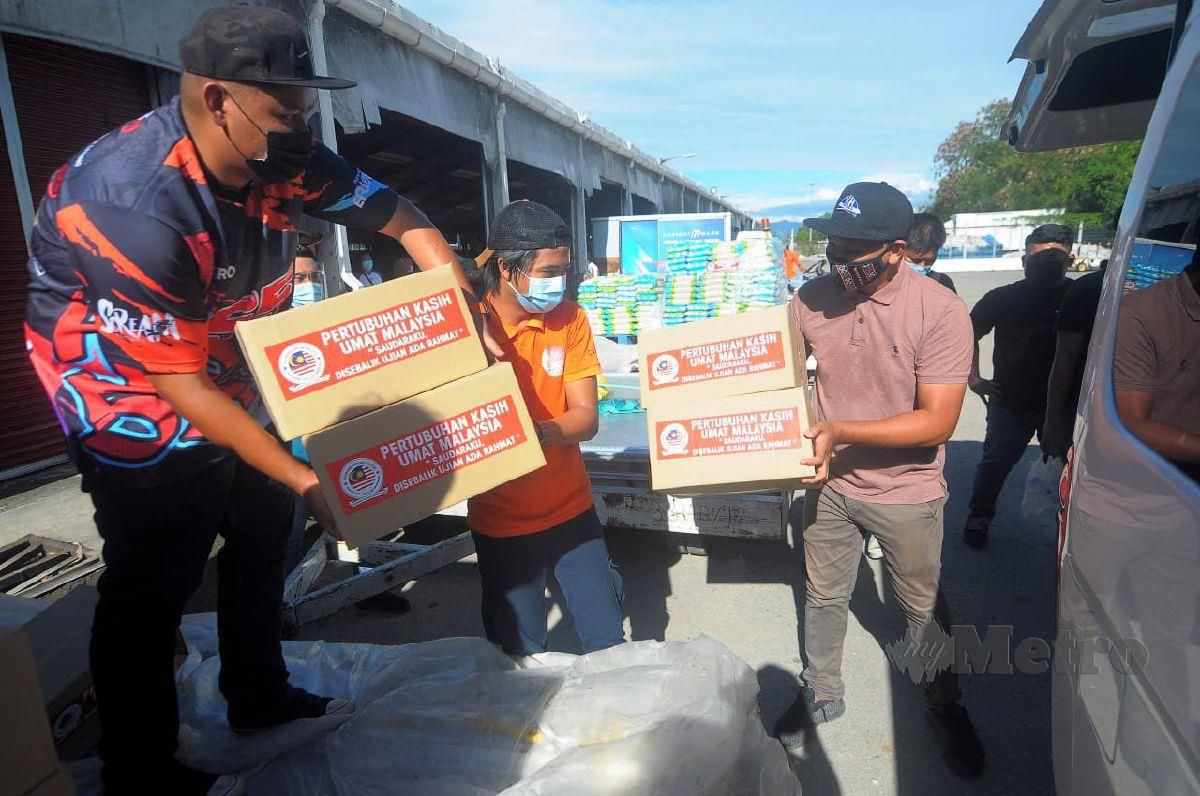 SEKITAR ketibaan bantuan sumbangan Pertubuhan Kasih Umat Malaysia dari Senai, Johor ke Kota Kinabalu. FOTO MOHD ADAM ARININ