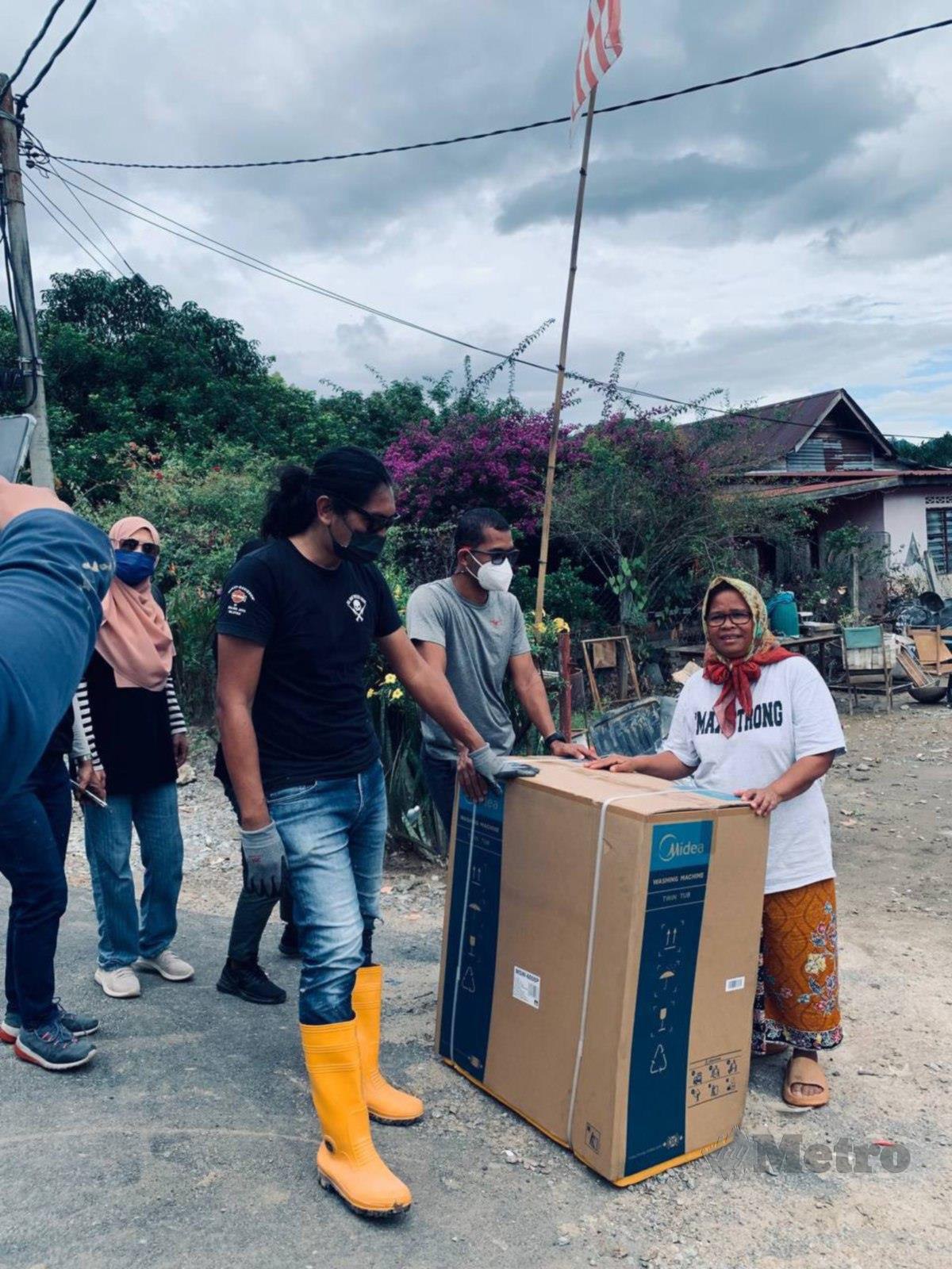 ANTARA sumbangan barangan elektrik kepada mangsa banjir. FOTO Lizam Ridzuan