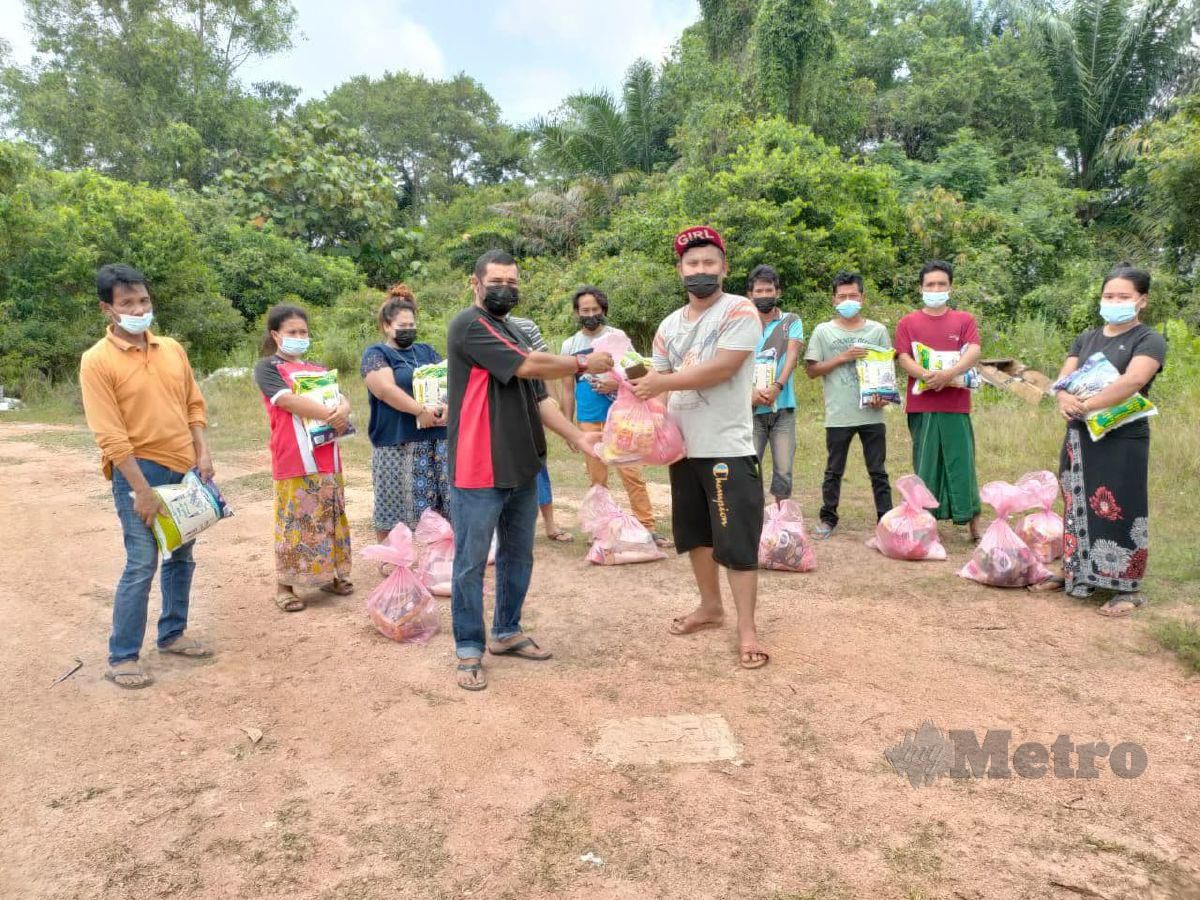 Antara warga asing yang terjejas ketika menerima sumbangan daripada NGO PERKASIH N9 di tiga daerah, Seremban, Nilai dan Port Dickson. FOTO MOHD KHIDIR ZAKARIA