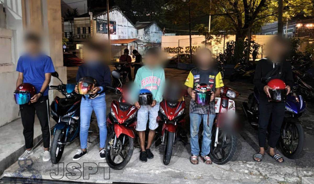 Jabatan Siasatan dan Penguatkuasaan Trafik (JSPT) Kuala Lumpur menahan lima lelaki termasuk remaja selepas didapati menunggang dalam keadaan bahaya dengan melakukan aksi zig-zag, roket, superman dan bersaing di Lebuhraya NPE serta Duke. FOTO Ihsan JSPT Kuala Lumpur