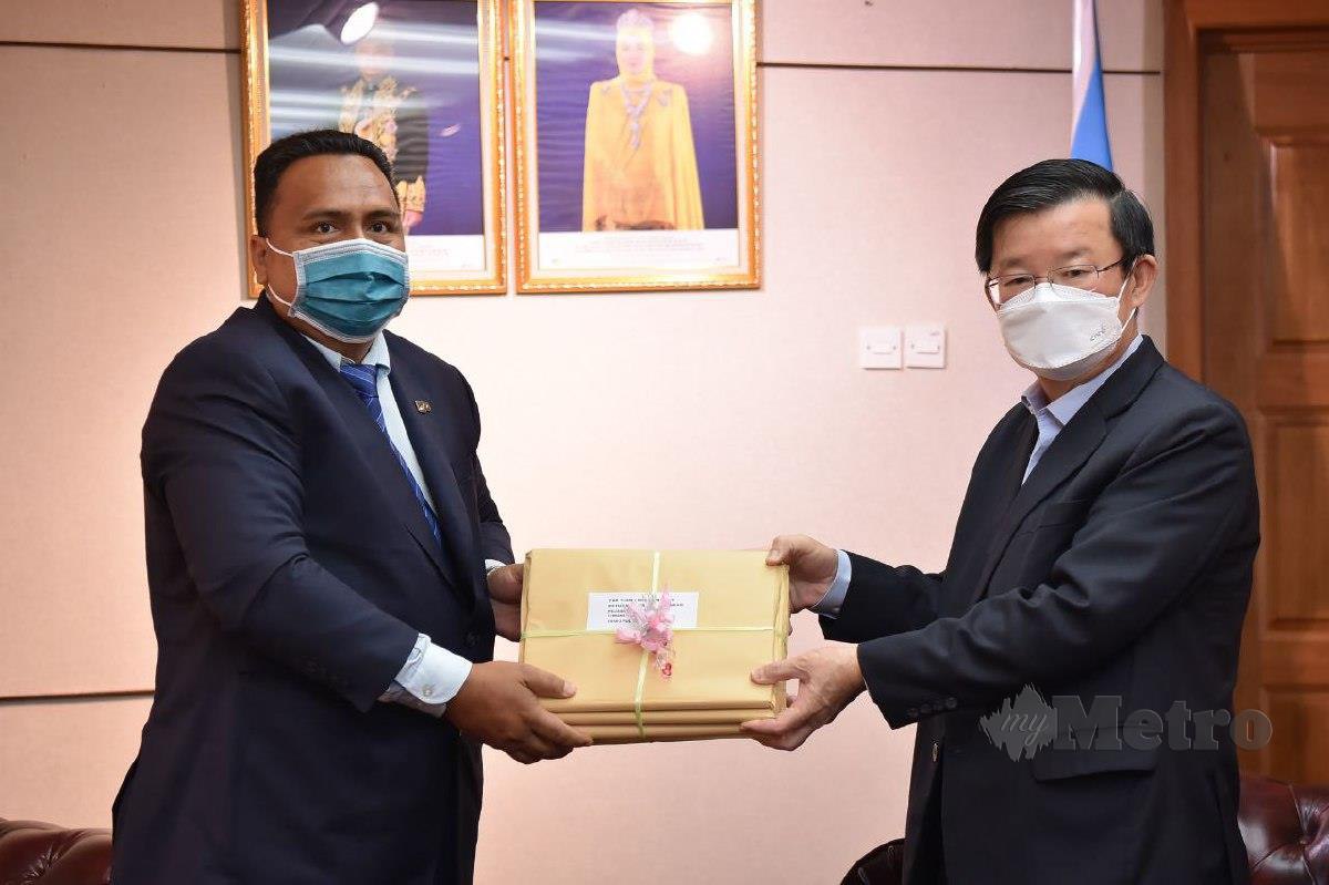 KON Yeow menerima memorandum bantahan pembinaan asrama pekerja warga asing yang diserahkan Azrul Mahathir di Pejabat Kerajaan Negeri di sini. FOTO  ihsan Buletin Mutiara