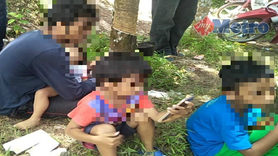 Caption<TIGA kanak-kanak yang ditemui selepas pihak polis melakukan serbuan di sarang penagihan dadah di Bukit Botak, Pendang, hari ini. FOTO Zuliaty Zilkiffli