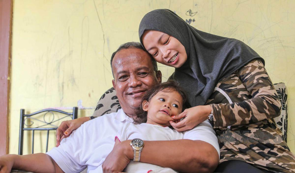 SITI Nur Huda (kanan) dapat berkumpul bersama bapa tersayang selepas 13 tahun terpisah di sebalik tirai besi. FOTO Aswadi Alias