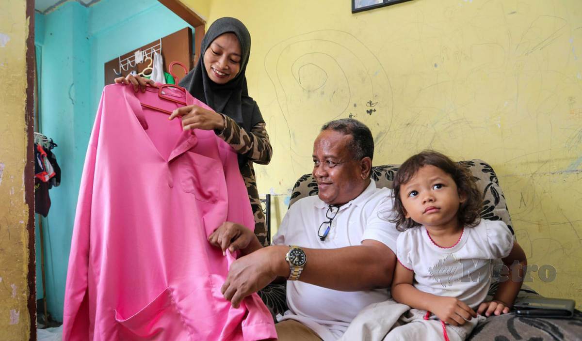SITI Nur Huda menunjukkan baju raya untuk bapanya, Mohd Fadli ketika ditemui di rumahnya  di PPR Kota Damansara. FOTO Aswadi Alias