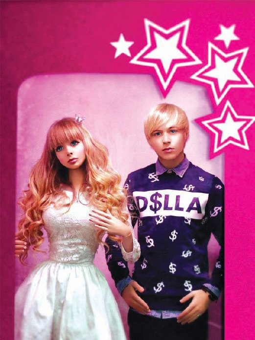 ANGELICA bergambar dengan seorang model lelaki sebagai patung Ken.