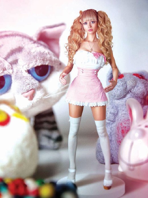 ANGELICA bergaya patung Barbie dalam satu sesi fotografi.