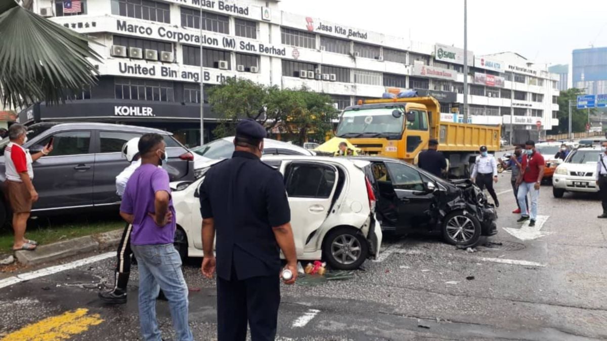 KEADAAN kemalangan lori merempuh lima kenderaan lain di Jalan Ipoh semalam. 