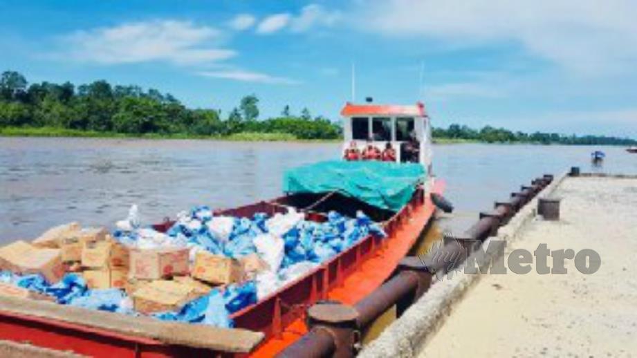 Misi penghantaran bantuan makanan menggunakan tongkang dari Marudi ke kawasan Hulu Baram d ispeanjang Sungai Baram menggunakan tongkang. Foto Ihsan JBPM 