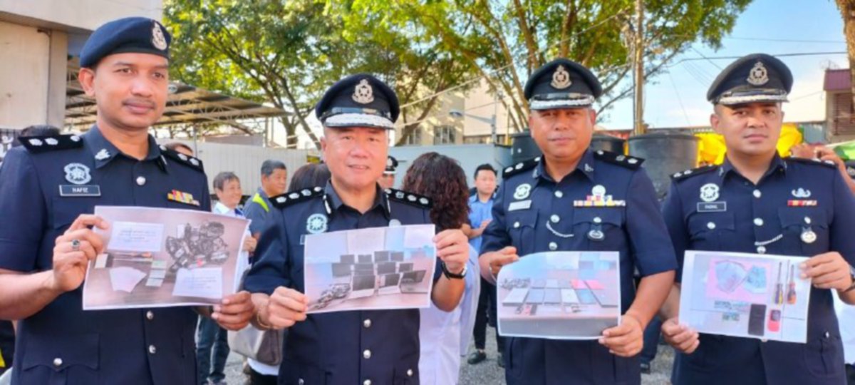 Beh Eng Lai (dua dari kiri) menunjukkan gambar barang rampasan dalam serbuan tangkapan dua lelaki yang dipercayai terbabit dalam kejadian pecah cermin kereta di Jinjang, 11 Januari lalu, pada sidang media di Pasar Pagi Kepong, Kuala Lumpur, hari ini. FOTO IHSAN PDRM