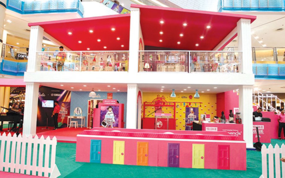 PARTI Barbie ‘Housewarming’ berkonsepkan rumah kerjaya impian.