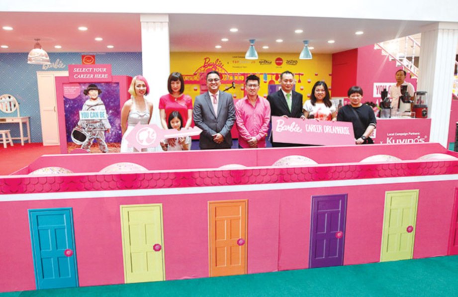  IVAN Franco (tiga dari kiri) bersama selebriti Danielle dan tetamu lain ketika perasmian Parti Barbie ‘Housewarming’ .