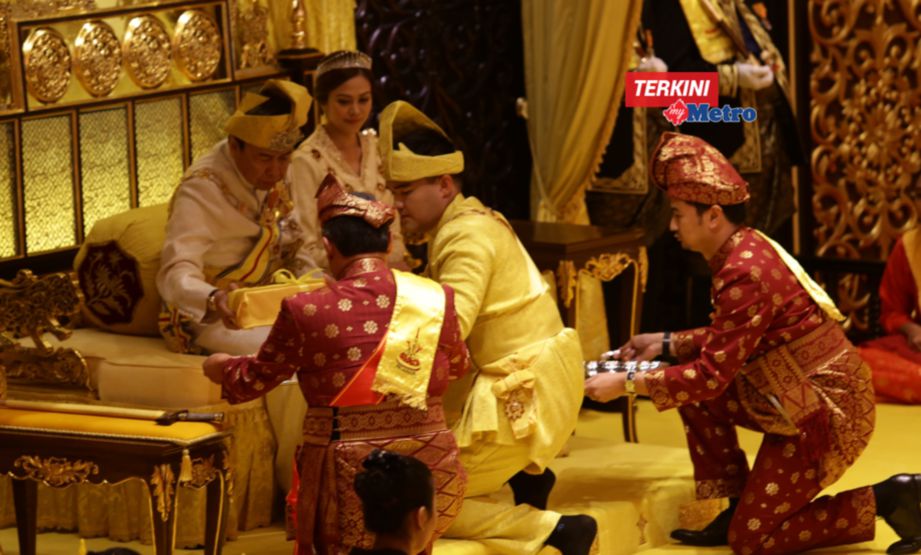 RAJA Muda Selangor, Tengku Amir Shah menyembahkan cenderamata kepada Sultan Selangor, Sultan Sharafuddin Idris Shah di Balairung Seri, Istana Alam Shah,  Klang. FOTO Rosli Mat Tahir 