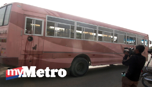 DARAH berlumuran pada bas yang diserang di Karachi menyebabkan 43 pengikut Syiah terbunuh. - Foto  AFP 