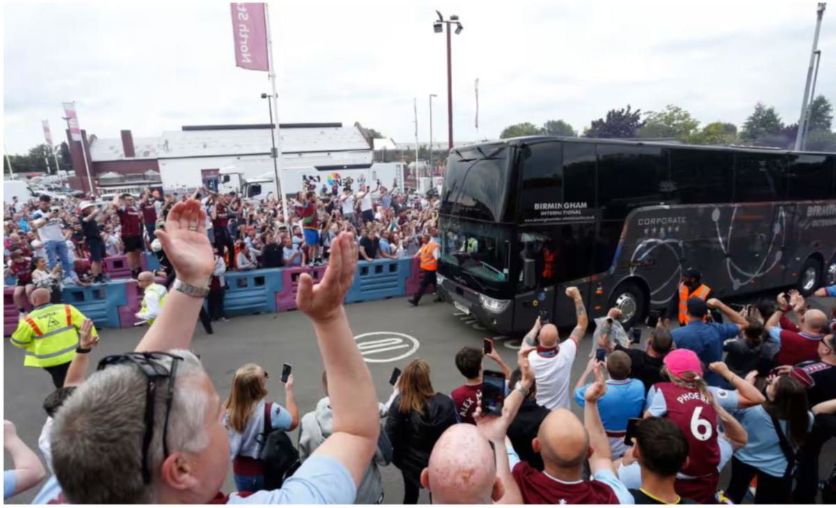 BAS pasukan Aston Villa dibaling batu oleh penyokong Burnley. -FOTO Reuters