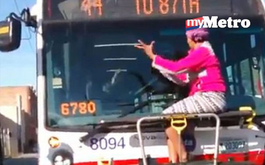 GAMBAR yang dipetik dari rakaman video  menunjukkan wanita itu enggan turun dari rak basikal bas berkenaan. 