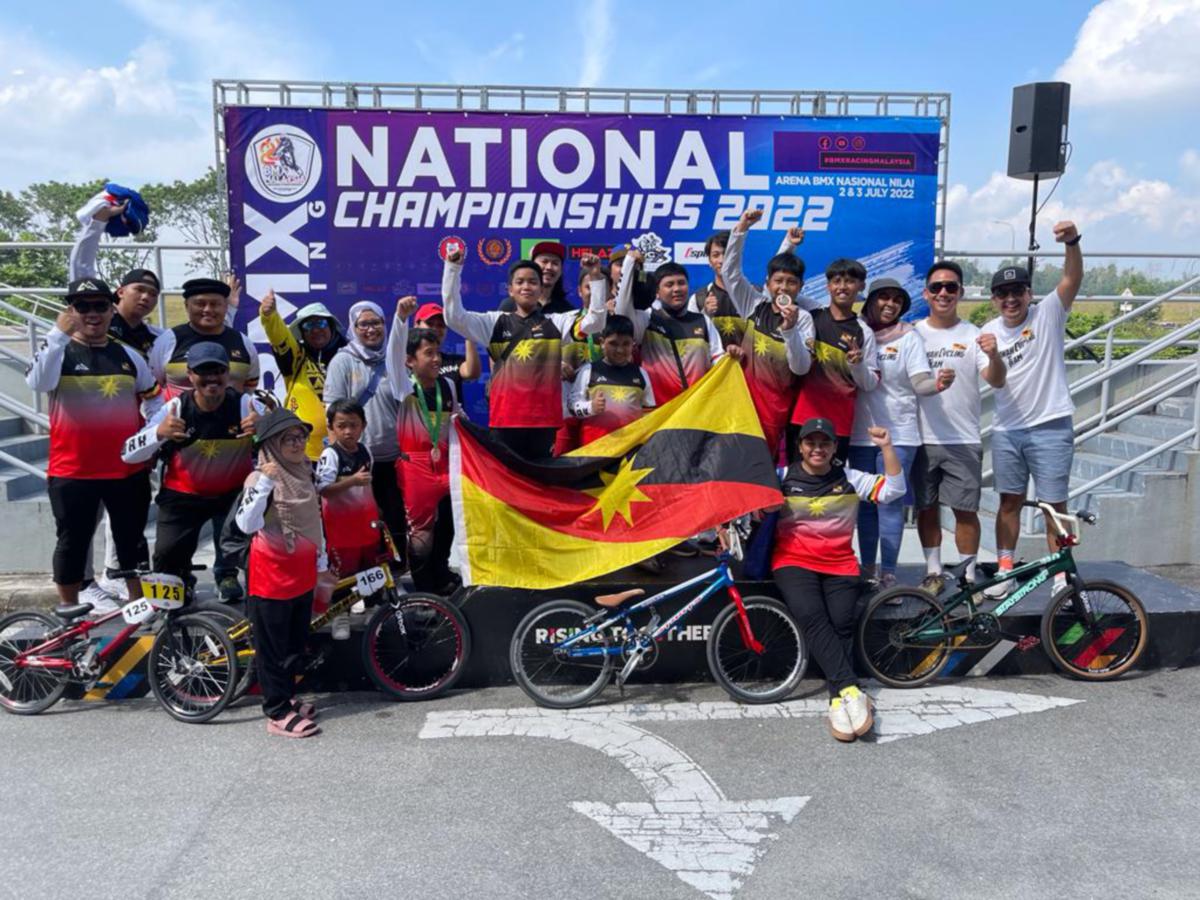 PASUKAN berbasikal Sarawak meraih satu pingat emas, satu perak dan satu gangsa pada Kejohanan Kebangsaan BMX Malaysia 2022 di Nilai, Ahad lalu. FOTO Ihsan Persatuan Berbasikal Sarawak