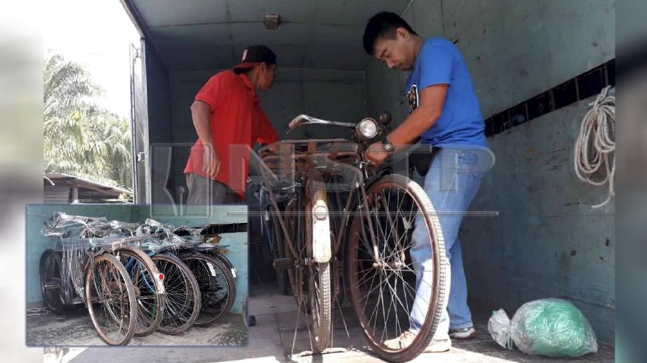 Nasaruddin (kanan) melihat basikal tua model BSA di Port Dickson yang juga sebahagian basikal (gambar kecil) untuk dibawa pulang ke galeri miliknya di Kundasang, Sabah. FOTO Mohd Khidir Zakaria