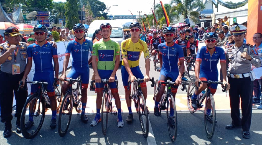 BARISAN  pelumba TSC bergambar sebelum bermula  peringkat kedua Tour de Singkarak. - FOTO TSC