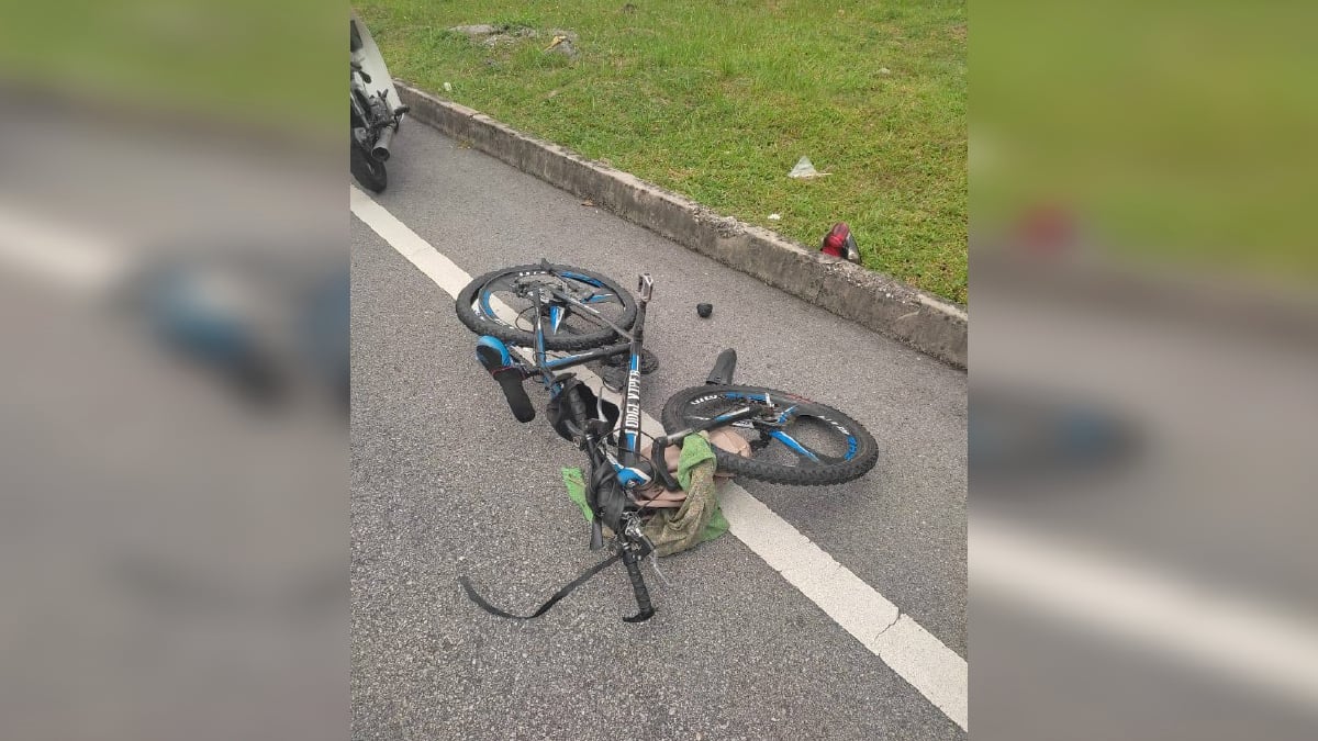 KEADAAN basikal yang rosak selepas hilang kawalan ketika menuruni bukit menyebabkan seorang lelaki maut di Jalan Ukay Perdana, hari ini. FOTO Ihsan Polis