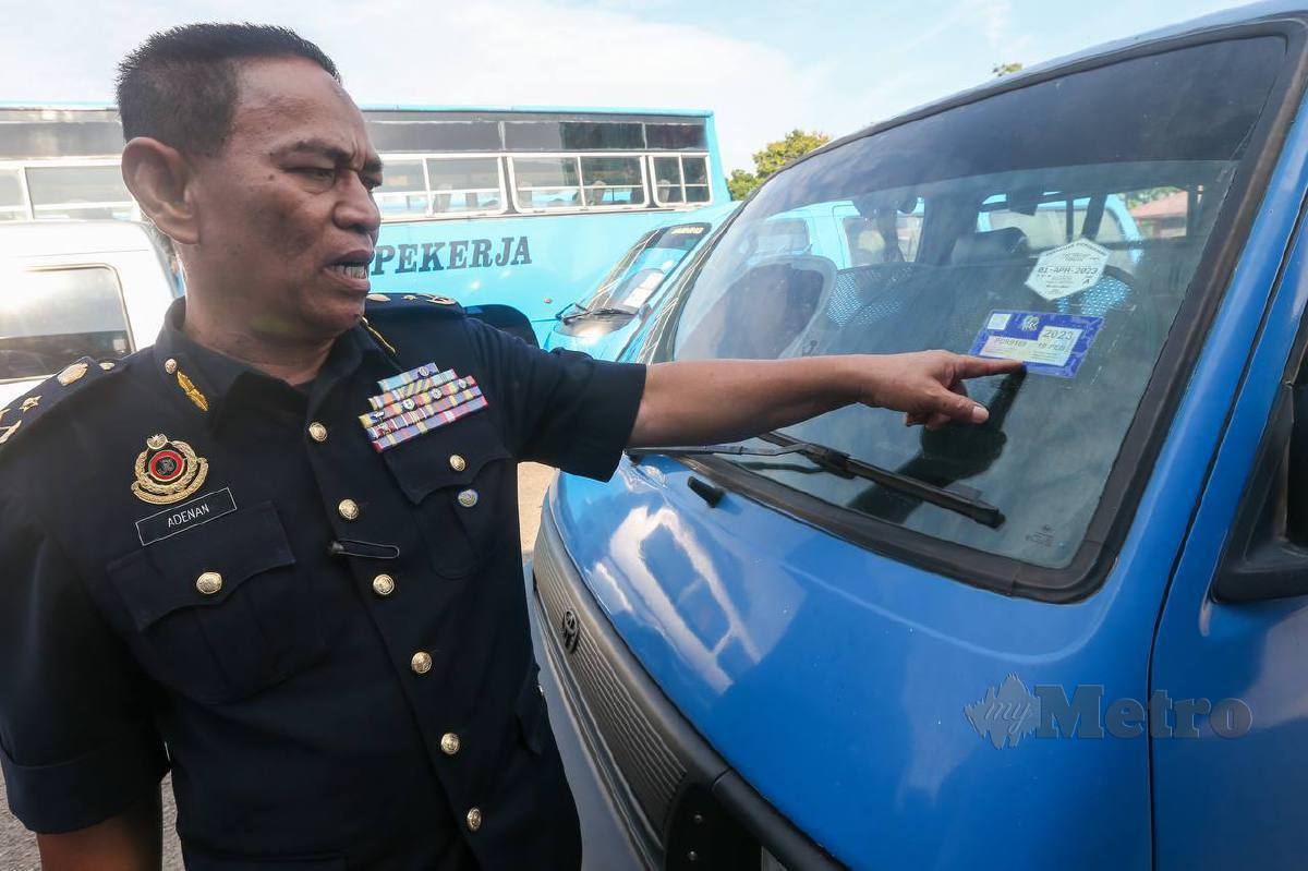 ADENAN  menunjukkan cukai jalan van pekerja yang ditahan pada Operasi Khas Bersepadu Kenderaan Perkhidmatan Awam Bas Pekerja di JPJ Pulau Pinang, Seberang Jaya. FOTO Danial Saad