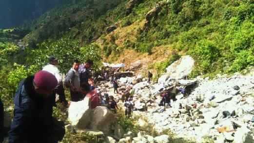 Anggota penyelamat meneruskan gerakan mencari di sekitar bangkai bas yang musnah. - Foto thehimalayan.com