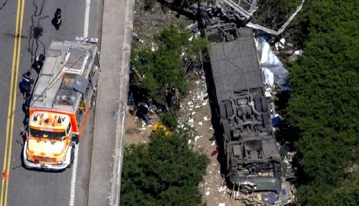 Keadaan bas yang terbalik dengan tayar ke atas di bawah jambatan di wilayah Santa, utara Argentina, menyebabkan 43 pengawal sempadan terbunuh. - Foto Reuters