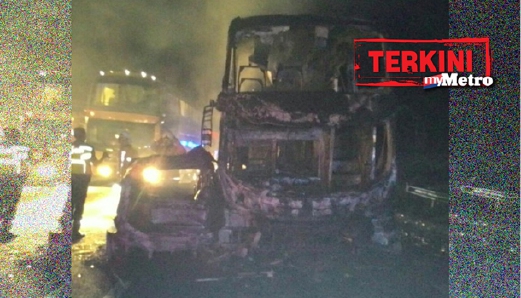 Anggota bomba melakukan kerja memadam bas yang terbakar. - Foto Ihsan Bomba 
